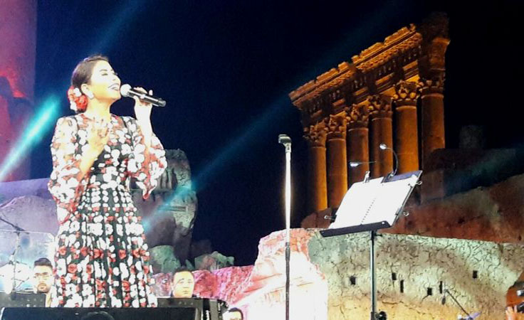 بالفيديو: شاهدي رد فعل شيرين عبد الوهاب على تقليدها في مسرح مصر